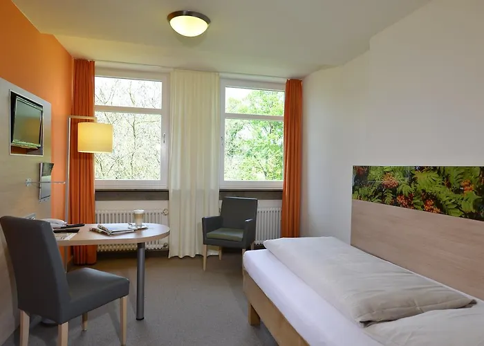 Tagungszentrum Schmerlenbach ホテル ヘースバッハ